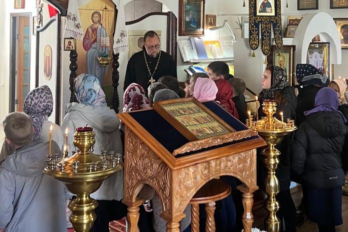 Тавричанские школьники изучают Православие в Успенском храме п. Тавричанка