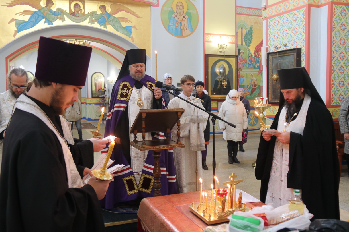 В канун Дмитриевской родительской субботы Преосвященный епископ Николай возглавил заупокойное богослужение в Казанском Кафедральном соборе г. Находки.