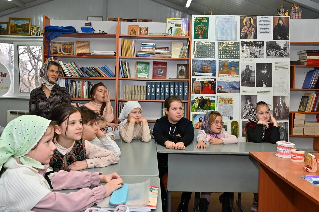 Студенты ДВФУ провели урок в воскресной школе Покровского храма
