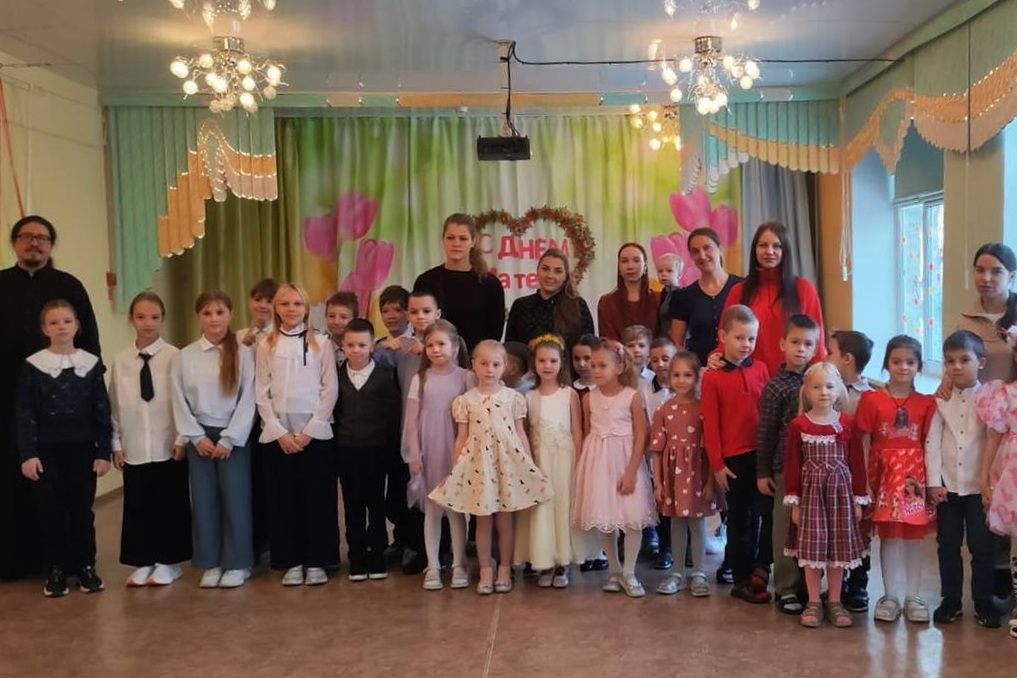 Диакон Валентин Белкин принял участие в утреннике ко Дню матери