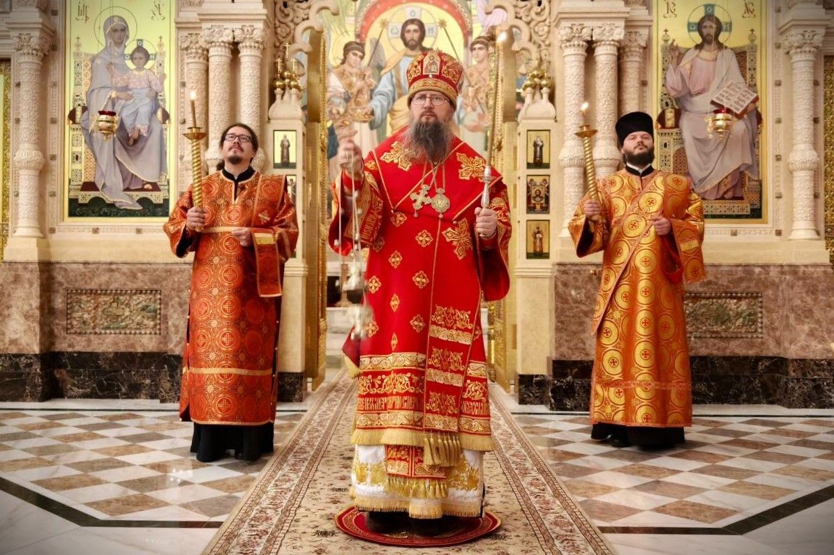 Правящий архиерей возглавил полиелейное богослужение в Спасо-Преображенском соборе