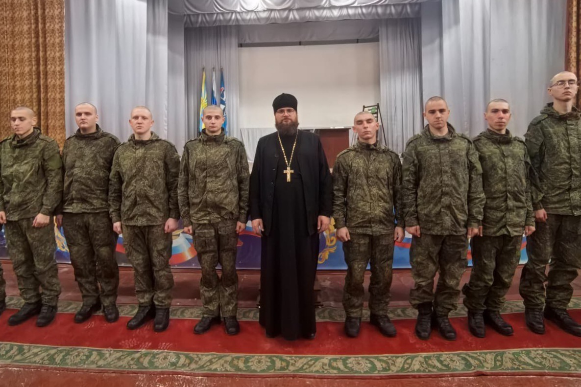 В День народного единства протоиерей Дмитрий Федорин встретился с новобранцами