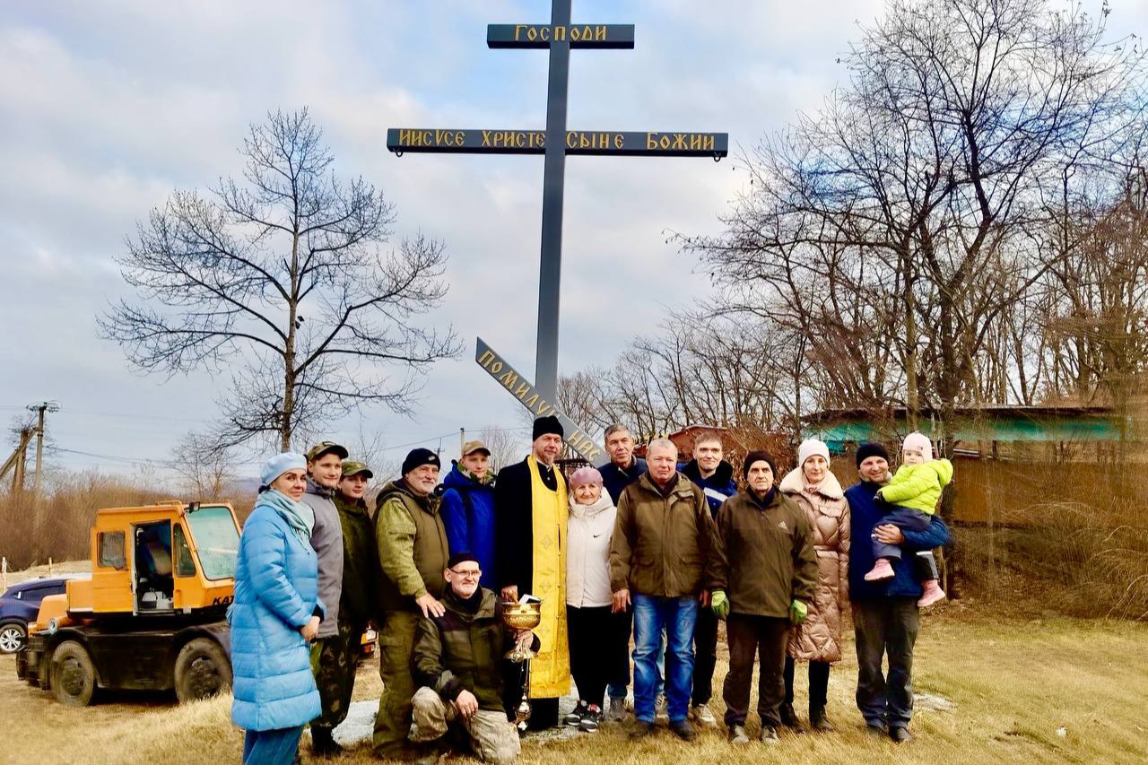 В поселке Славянка восстановили два поклонных креста