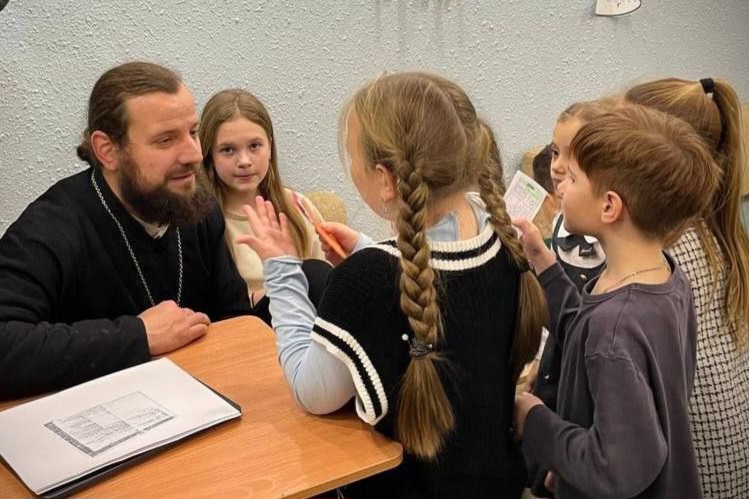 Иерей Владимир Ковальчук пообщался с учениками семейного образовательного центра «Архимед»