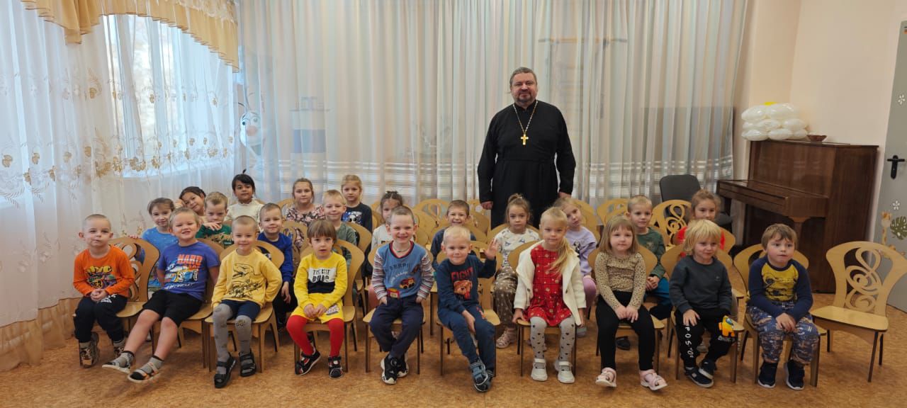 Священник поговорил с дошкольниками об уважении к старшим.