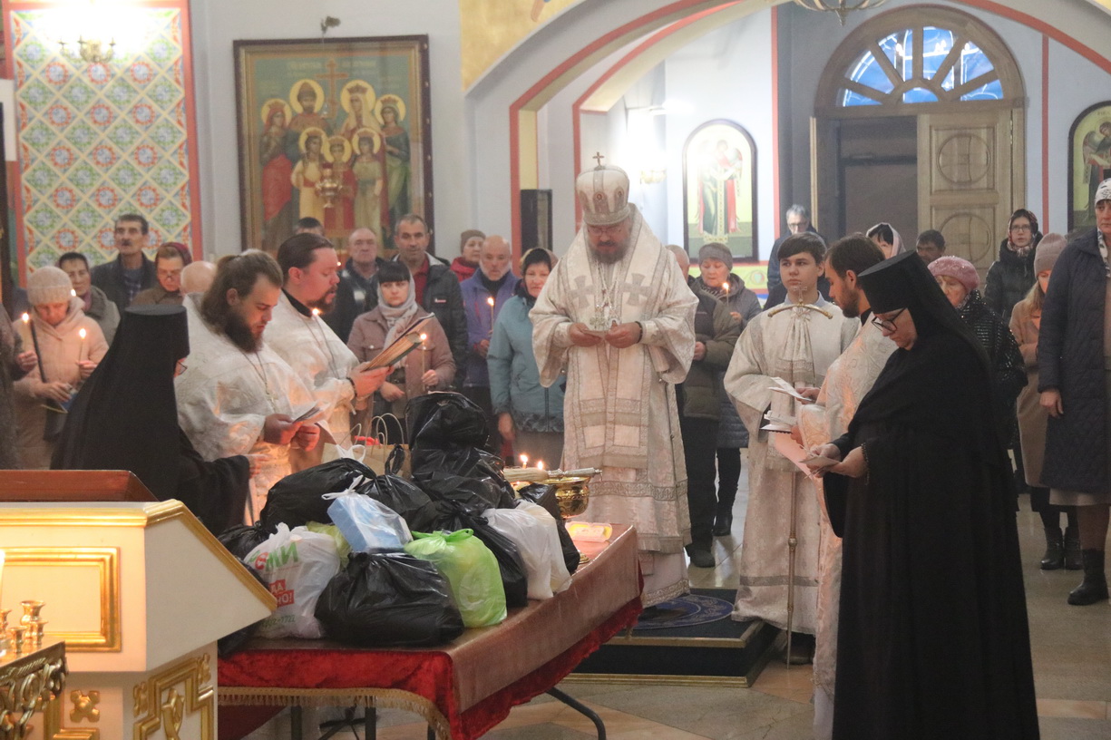 В Дмитриевскую родительскую субботу епископ Находкинский и Преображенский Николай возглавил Божественную литургию в Казанском Кафедральном соборе г. Находки.