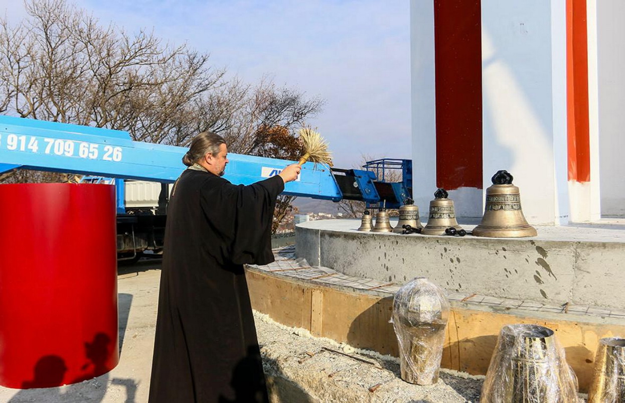 Новый купол и колокола установили на православной звоннице на сопке Лебединой.