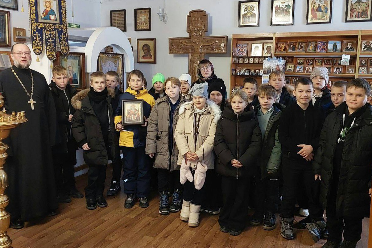 Иерей Александр Казанцев провел экскурсию по Успенскому храму для школьников