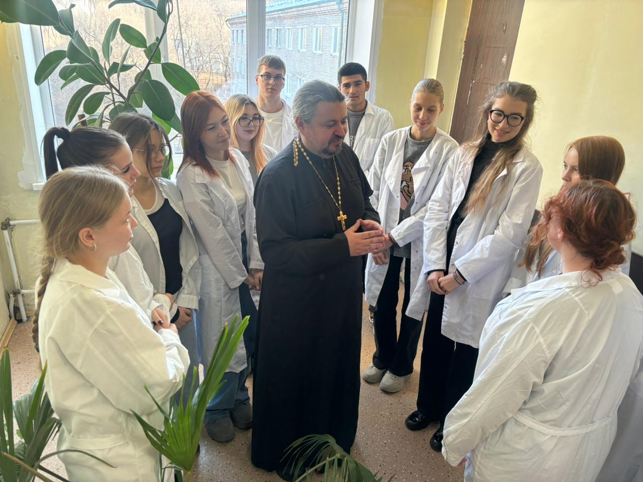 Священник побеседовал со студентами об отношениях до брака.