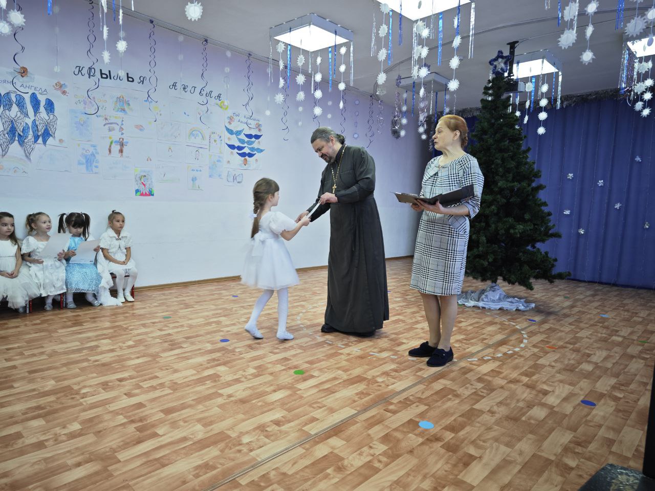 28.12.2025.Священник наградил юных художников конкурса «Крылья Ангела»