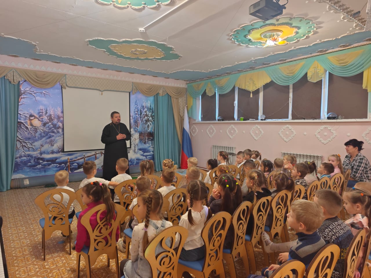 Иерей Виталий Шаркеев проводит беседы с дошкольниками.