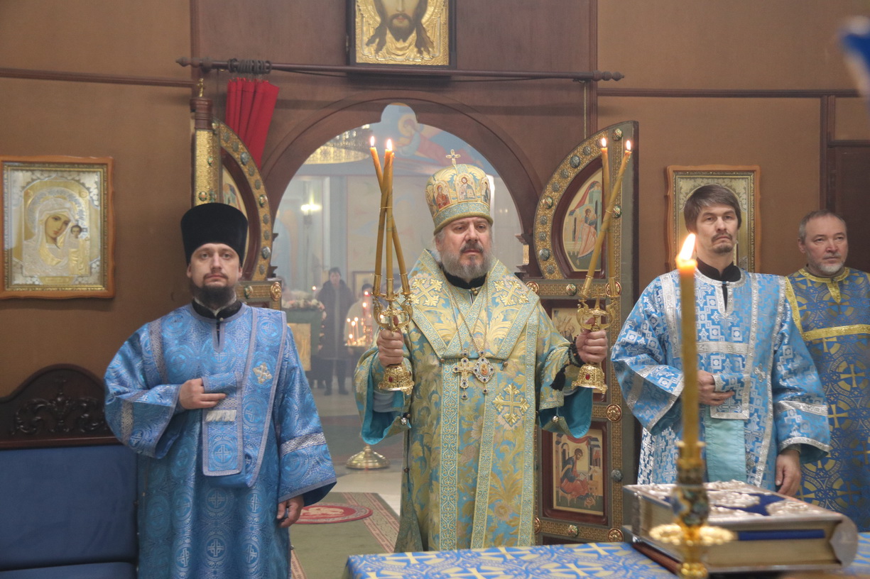 В канун праздника Сретения Господня епископ Николай возглавил Всенощное бдение.