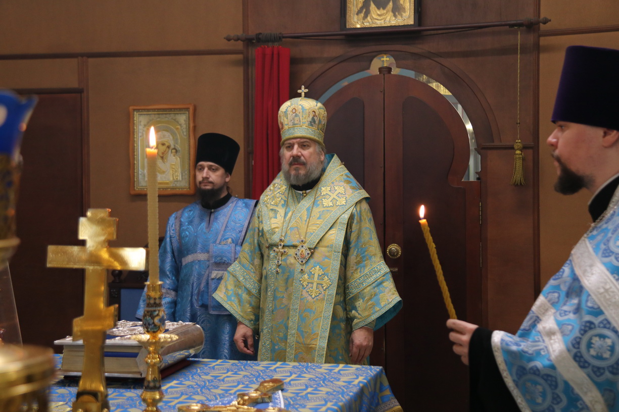 Епископ Находкинский и Преображенский Николай возглавил всенощное бдение в Казанском соборе.