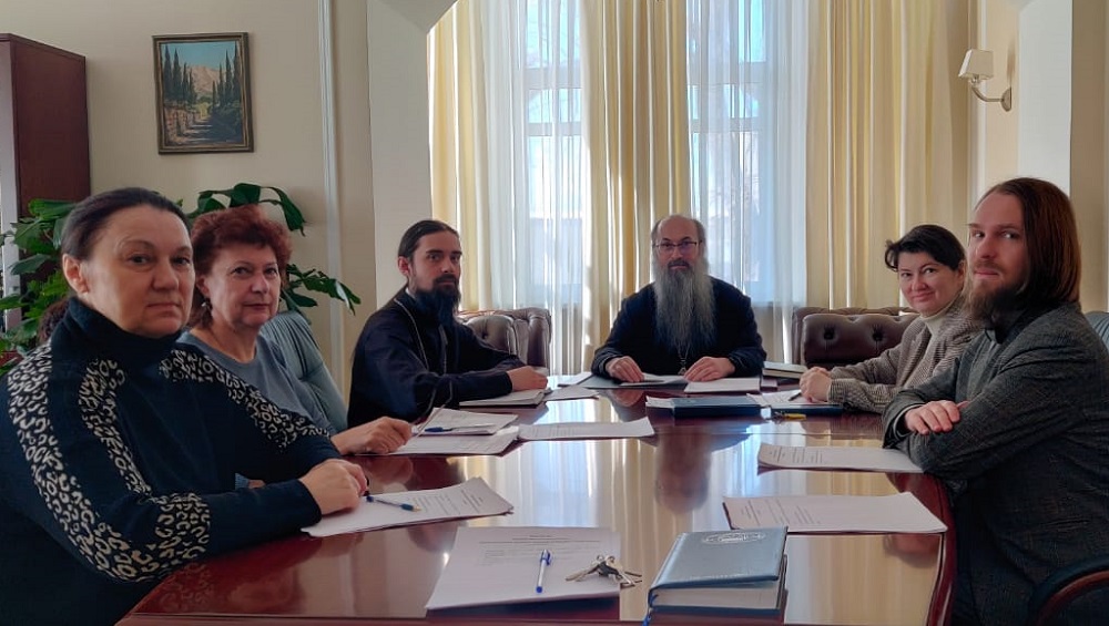Педагогический совет постановил начать курсы церковно-славянского чтения для прихожан