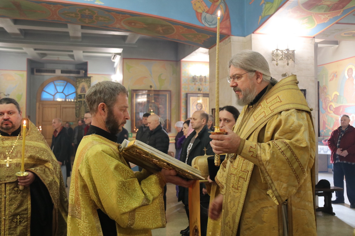 Епископ Находкинский и Преображенский Николай возглавил всенощное бдение в Казанском соборе.
