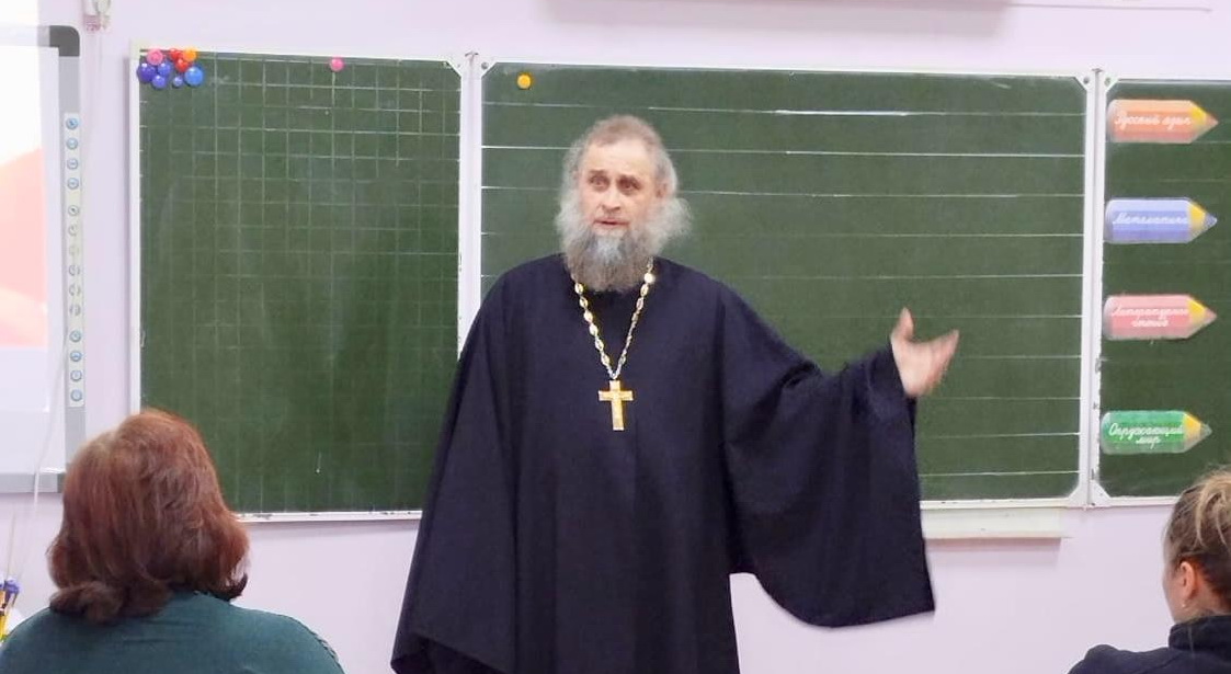 Протоиерей Андрей Гречишников посетил среднюю общеобразовательную школу в селе Золотая Долина