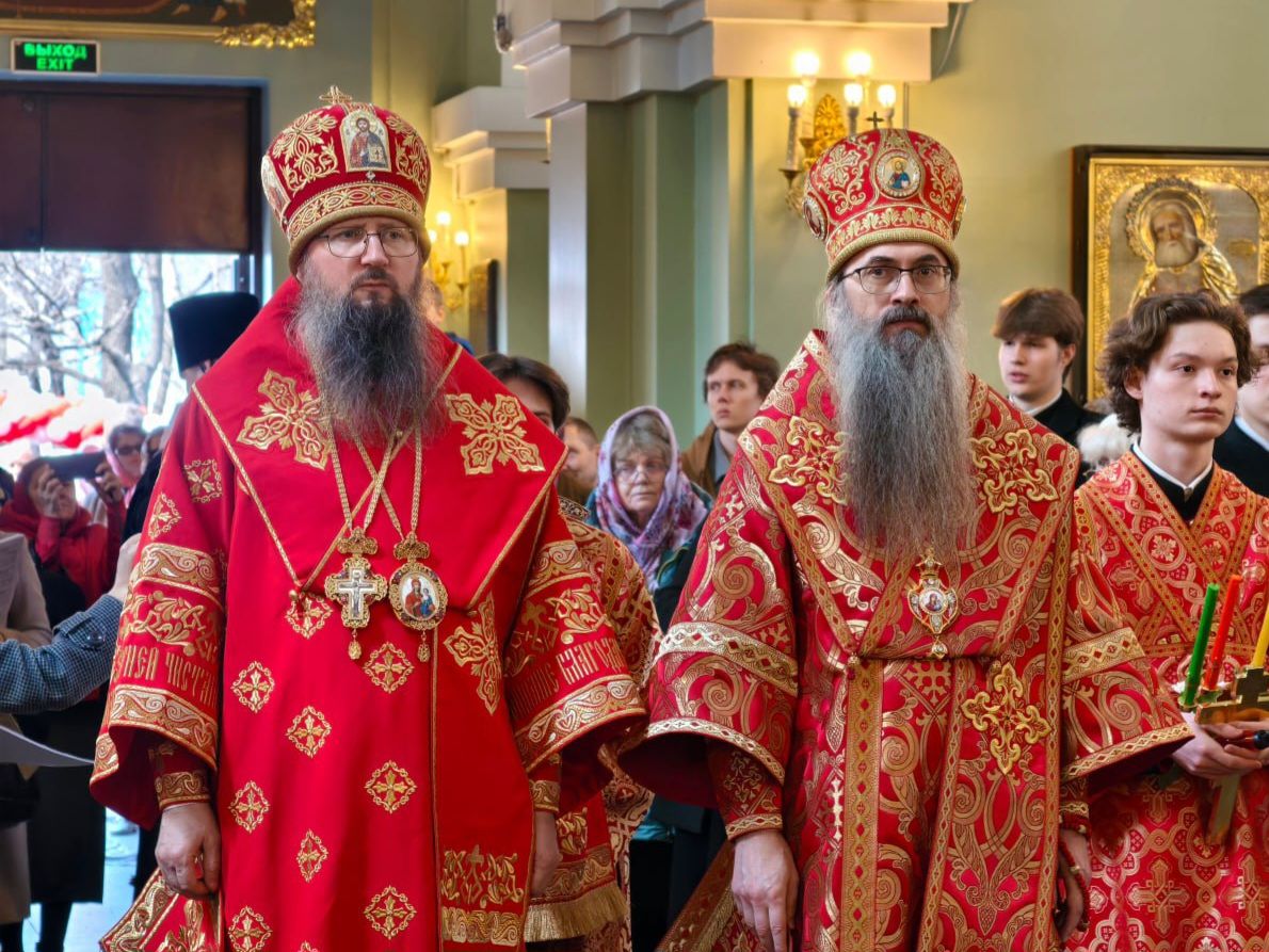 Участники Пасхального крестного хода отслужили Великую вечерню первого дня Пасхи в Спасо-Преображенском соборе