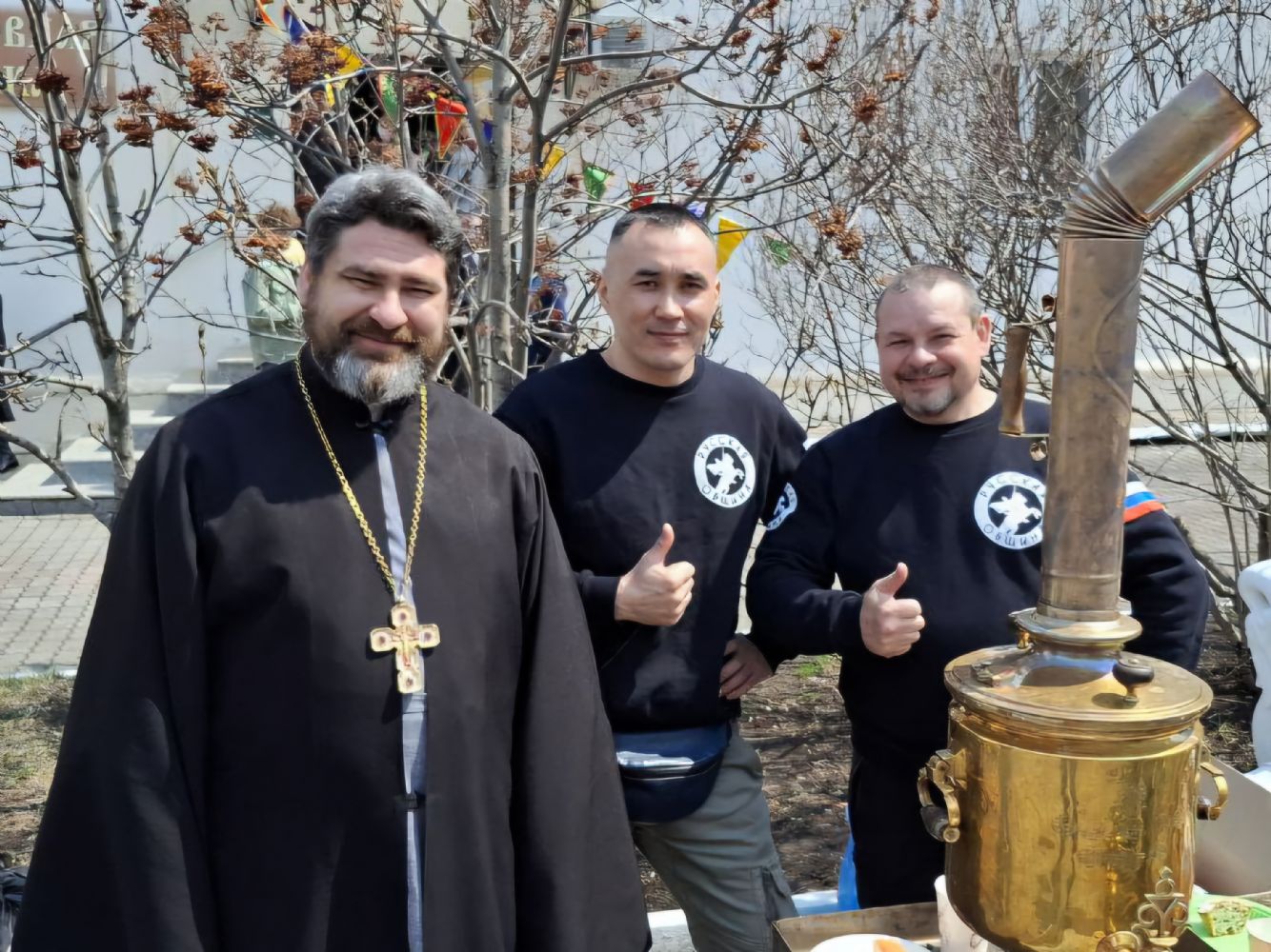 Пасхальные народные гуляния состоялись на территории храма свт. Николая Чудотворца в Уссурийске