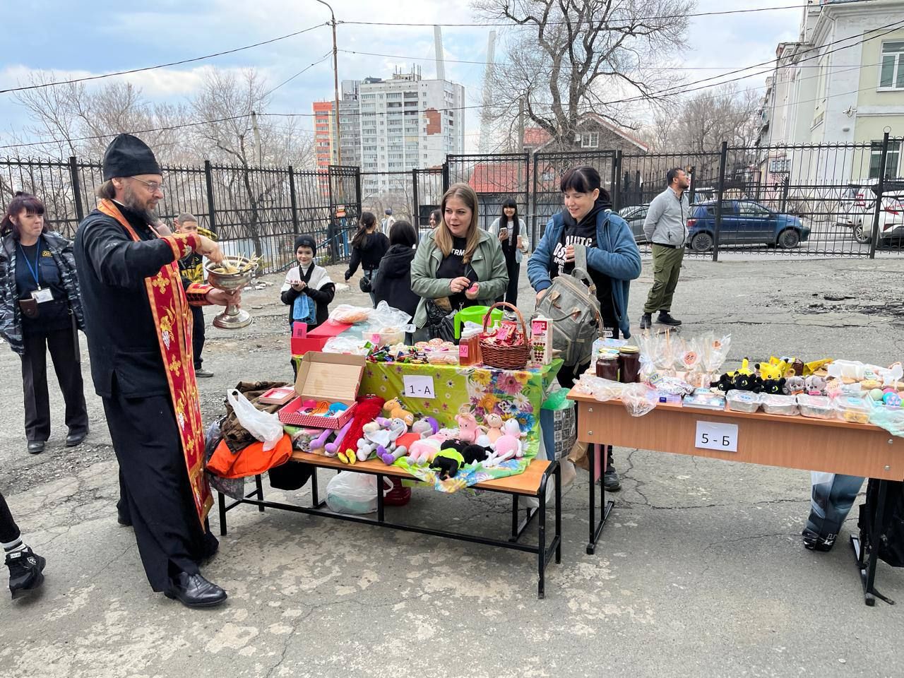 Пасхальная ярмарка состоялась в школе №32 Владивостока
