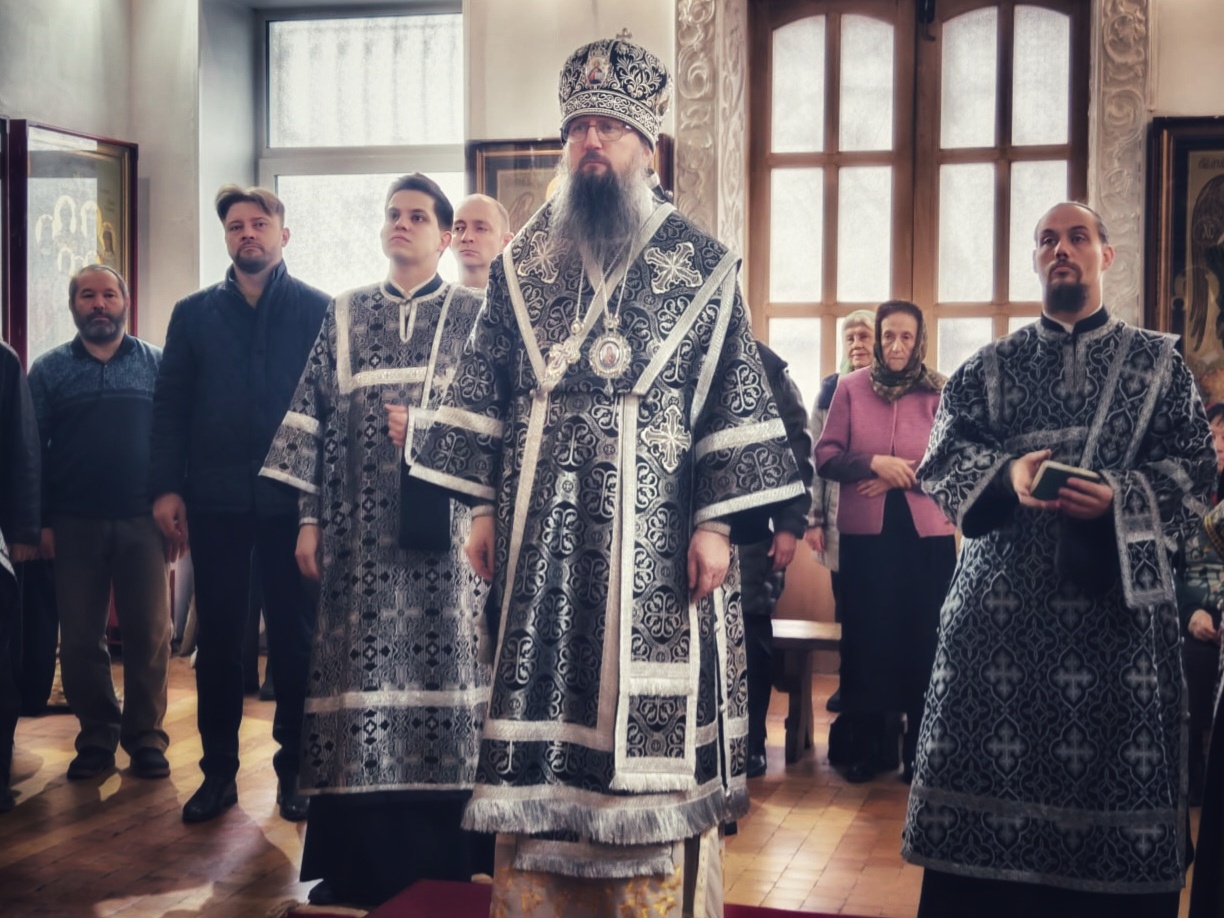В Великий вторник митрополит Павел совершил литургию Преждеосвященных Даров в храме Порт-Артурской иконы Божией Матери