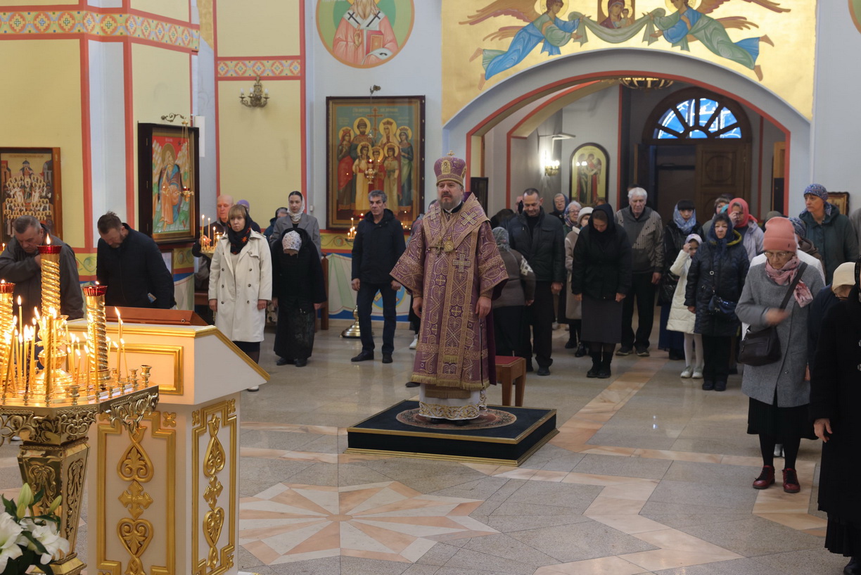 В Великий четверг епископ Находкинский и Преображенский Николай совершил вечерню и Божественную литургию свт. Василия Великого в Казанском Кафедральном соборе г. Находки.