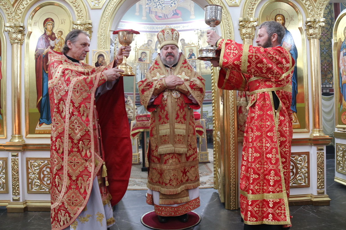 В неделю 2-ю по Пасхе, уверования апостола Фомы, епископ Находкинский и Преображенский Николай совершил Божественную литургию в Петро-Павловском храме г.Большой Камень