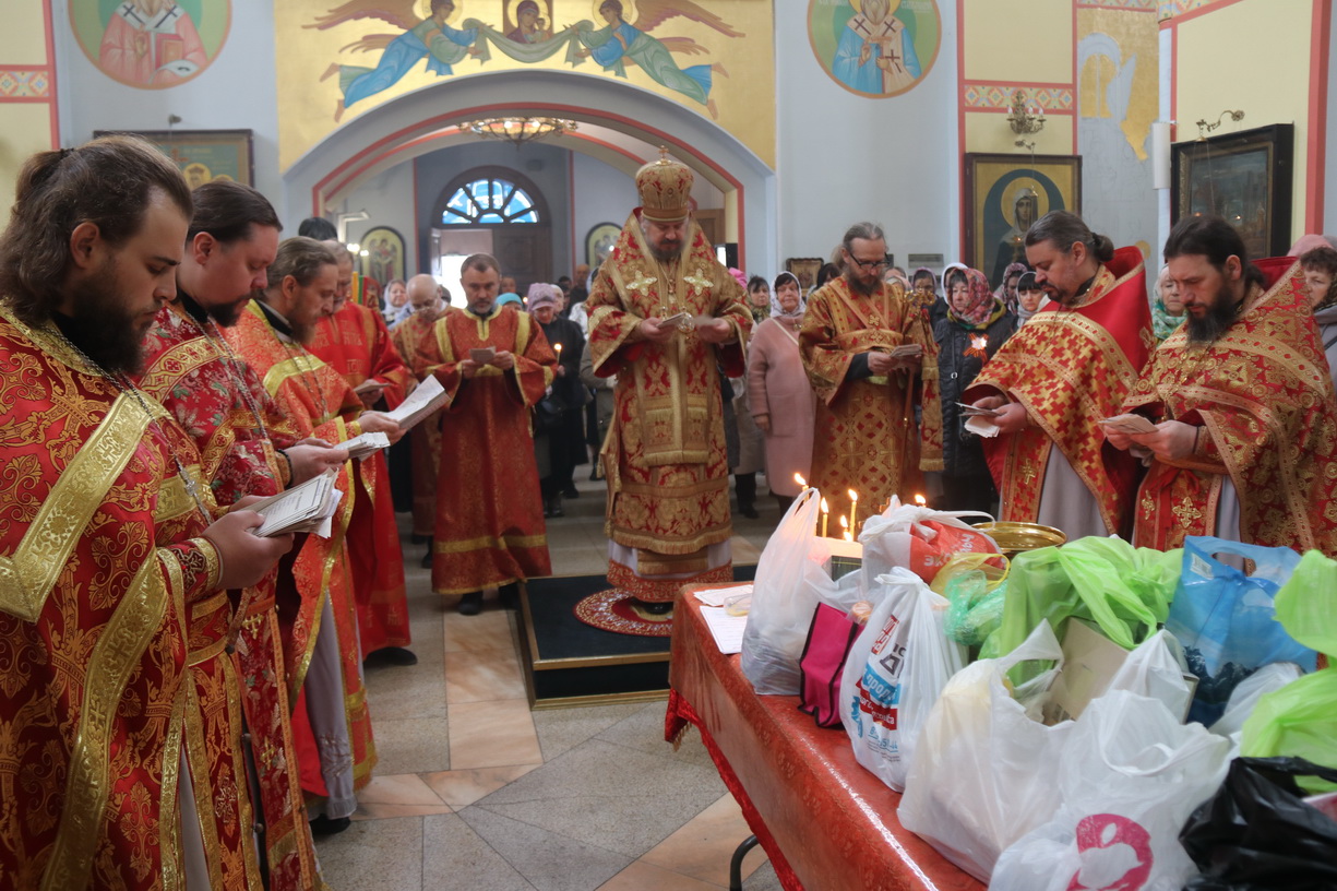 Во вторник Фоминой недели (Радоницу), епископ Находкинский и Преображенский Николай совершил Божественную литургию в Казанском Кафедральном соборе г. Находки.