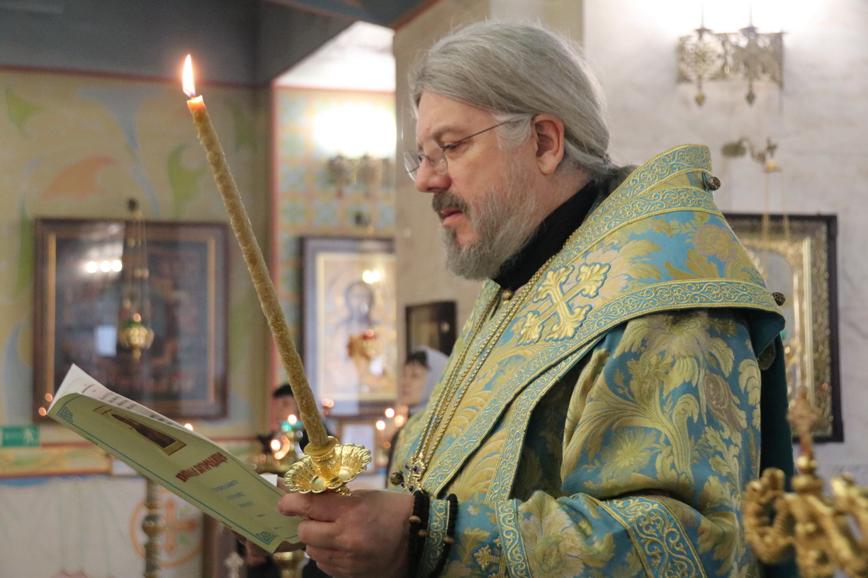 Епископ Находкинский и Преображенский Николай возглавил утреню с чтением Акафиста Пресвятой Богородице в Казанском соборе г. Находки.