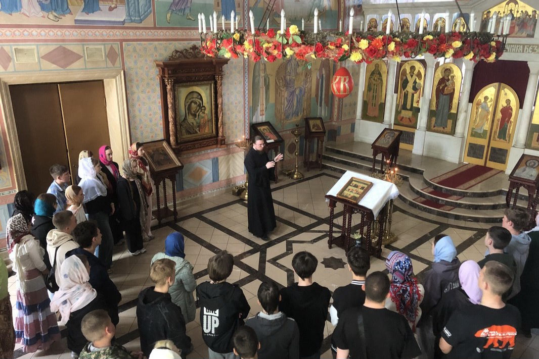 Школьники из Новоникольска посетили Казанский храм
