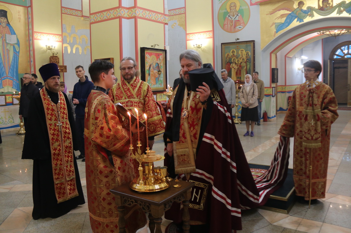 Епископ Находкинский и Преображенский Николай возглавил всенощное бдение в Казанском соборе.