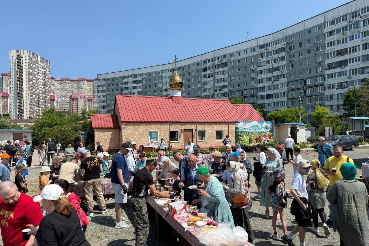 В храме Спиридона Тримифунтского Пятидесятницу отпраздновали вместе с жителями микрорайона