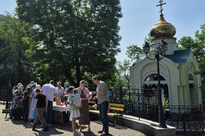 Традиционная "Благотворительная ярмарка на Троицу" прошла в Успенском храме Владивостока