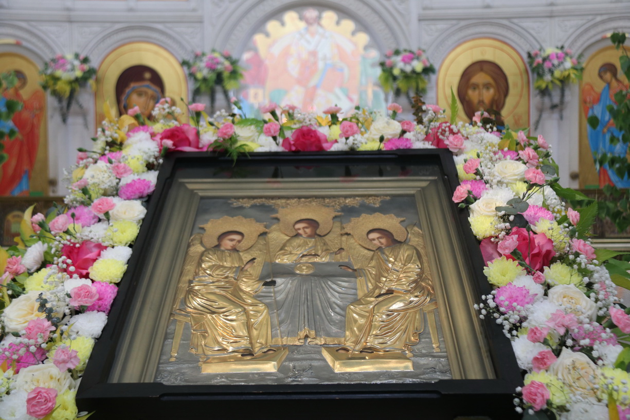 В праздник Пятидесятницы епископ Находкинский и Преображенский Николай совершил праздничную Божественную литургию в Казанском соборе г. Находки.