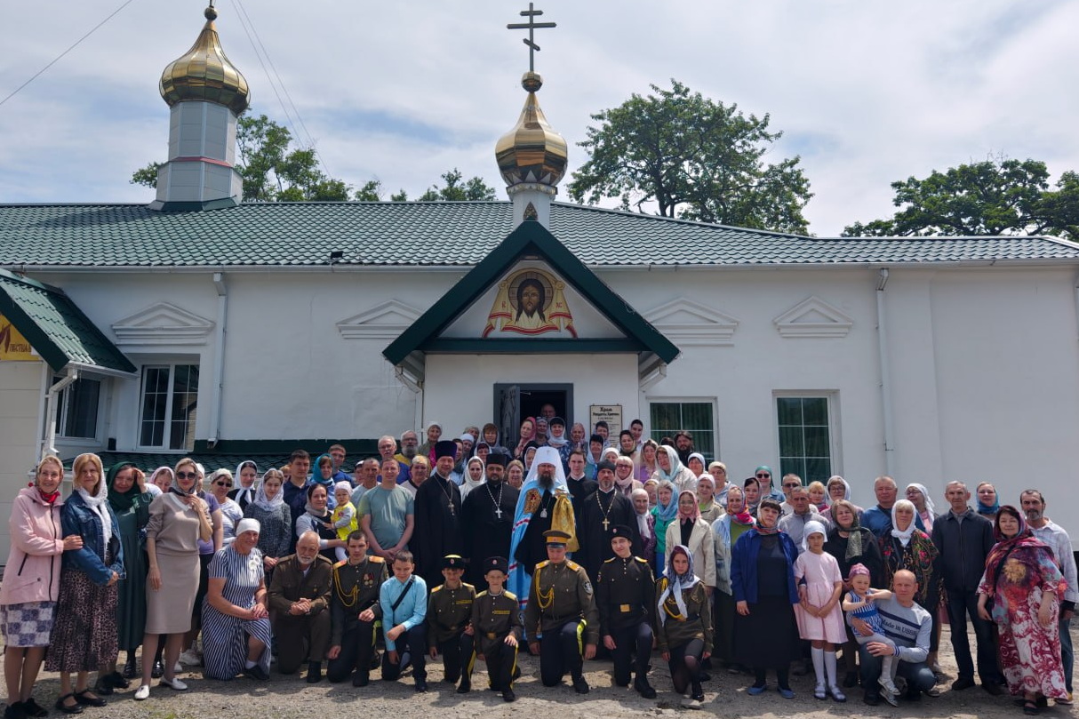 В Неделю 1-ю по Пятидесятнице правящий архиерей возглавил Литургию в Рождественском храме п. Славянка
