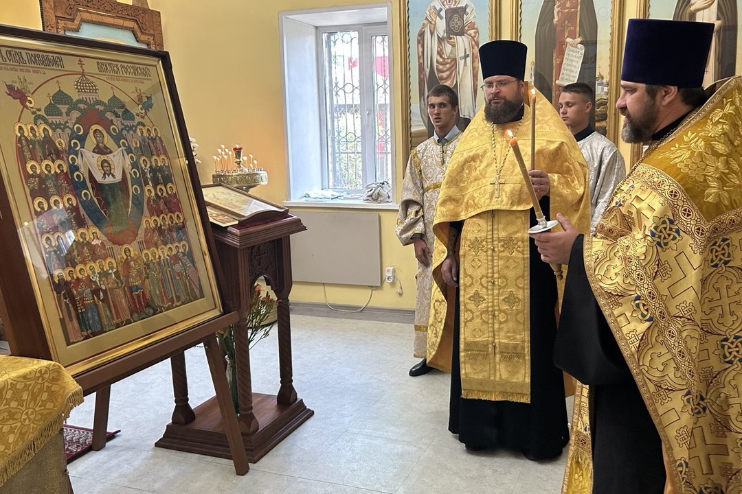 Шествие Крестного хода с иконой «Собор святых покровителей воинства российского» по Октябрьскому округу