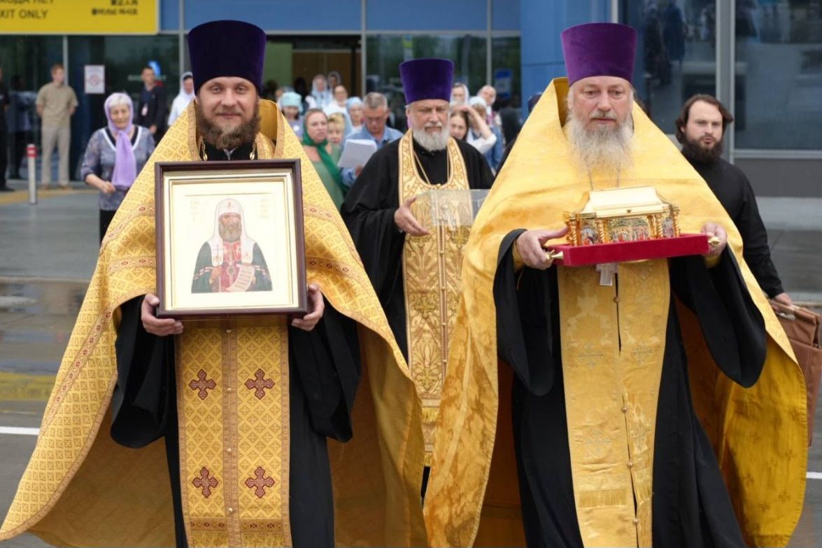 Во Владивостоке торжественно встретили ковчег с мощами святителя Тихона