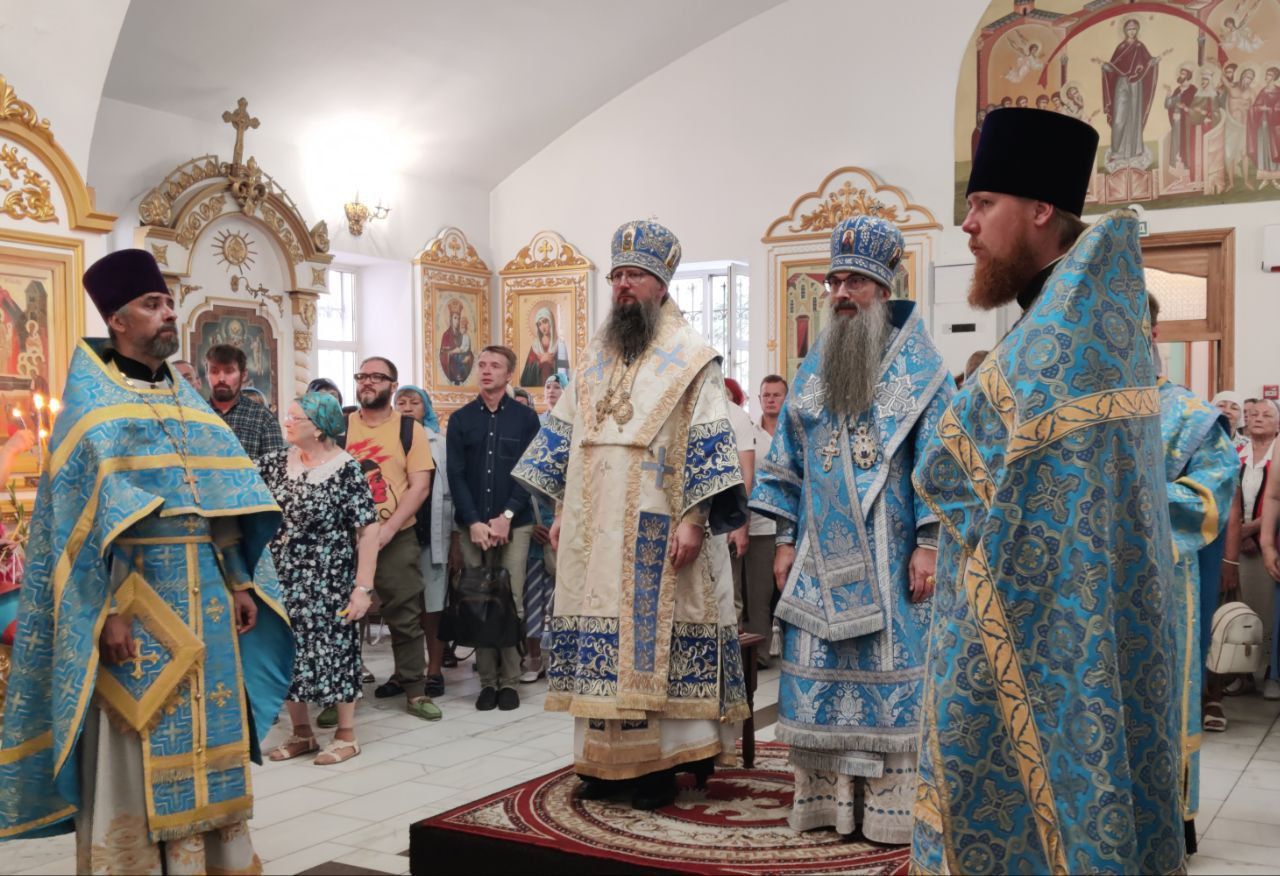 Литургию престольного праздника в Успенском храме Владивостока возглавил митрополит Павел