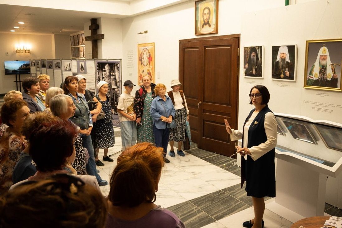 В музее Приморской митрополии прошла экскурсия по выставке к 100-летию блаженной кончины святителя Тихона