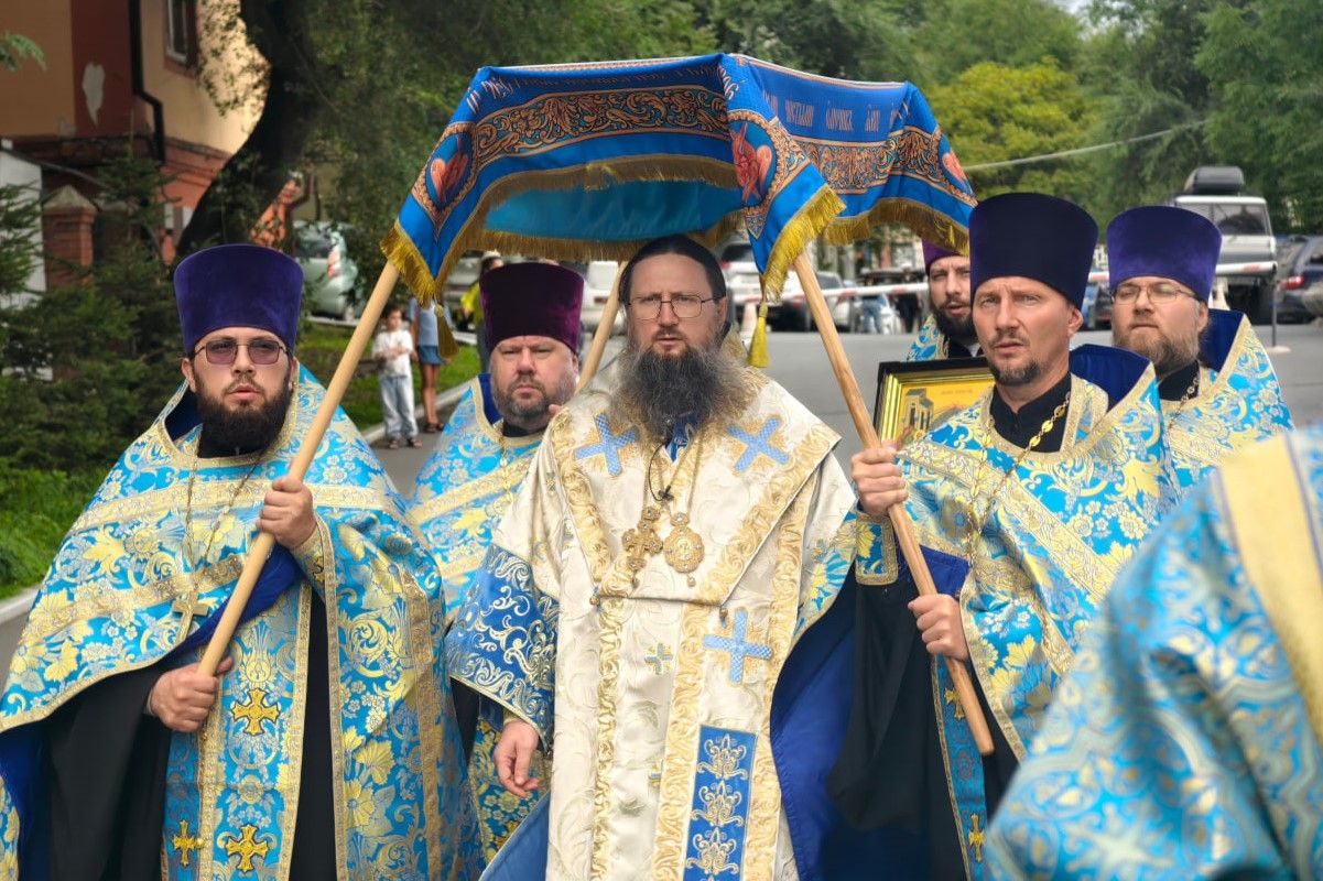 Митрополит Павел совершил в главном храме Приморья утреню с чином Погребения Пресвятой Богородицы 