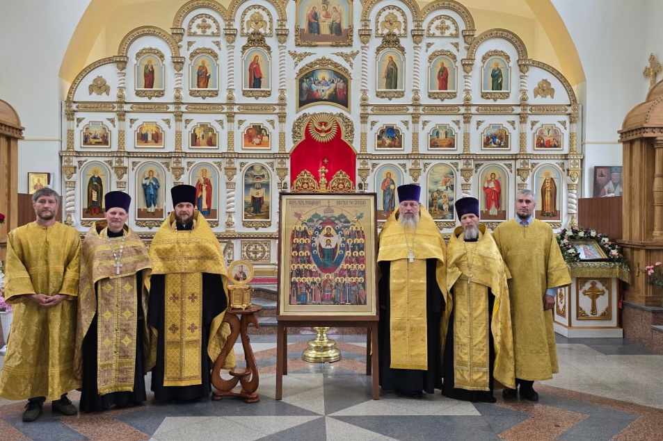 Икону святых покровителей воинства встретили в храме Богоявления г. Артёма
