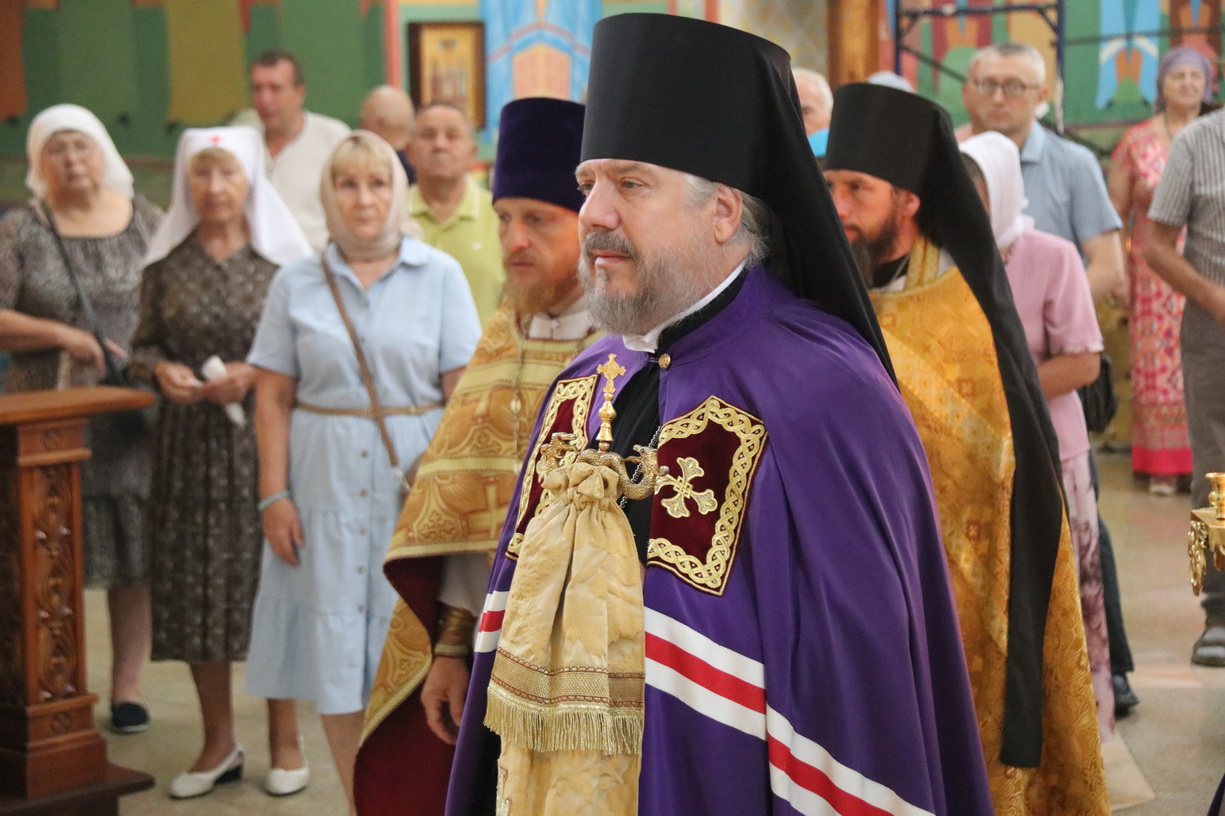 В Неделю 8-ю по Пятидесятнице епископ Находкинский и Преображенский Николай совершил Божественную литургию свт. Иоанна Златоуста в Казанском Кафедральном соборе г. Находки.