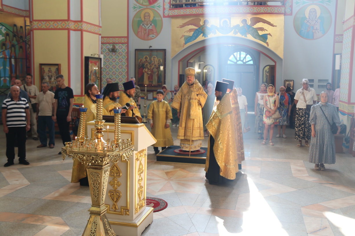 Епископ Николай возглавил всенощное бдение в Казанском соборе.