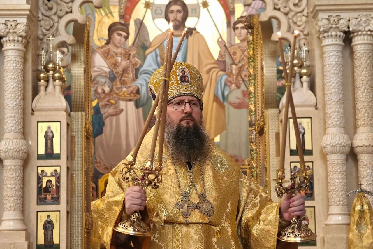 Митрополит Павел возглавил полиелейное богослужение в Спасо-Преображенском соборе