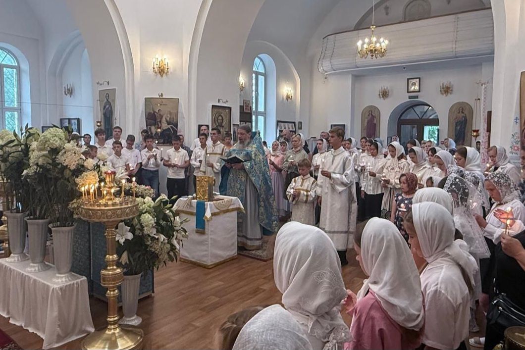 В Покровском храме посёлка Угловое совершён молебен на начало учебного года