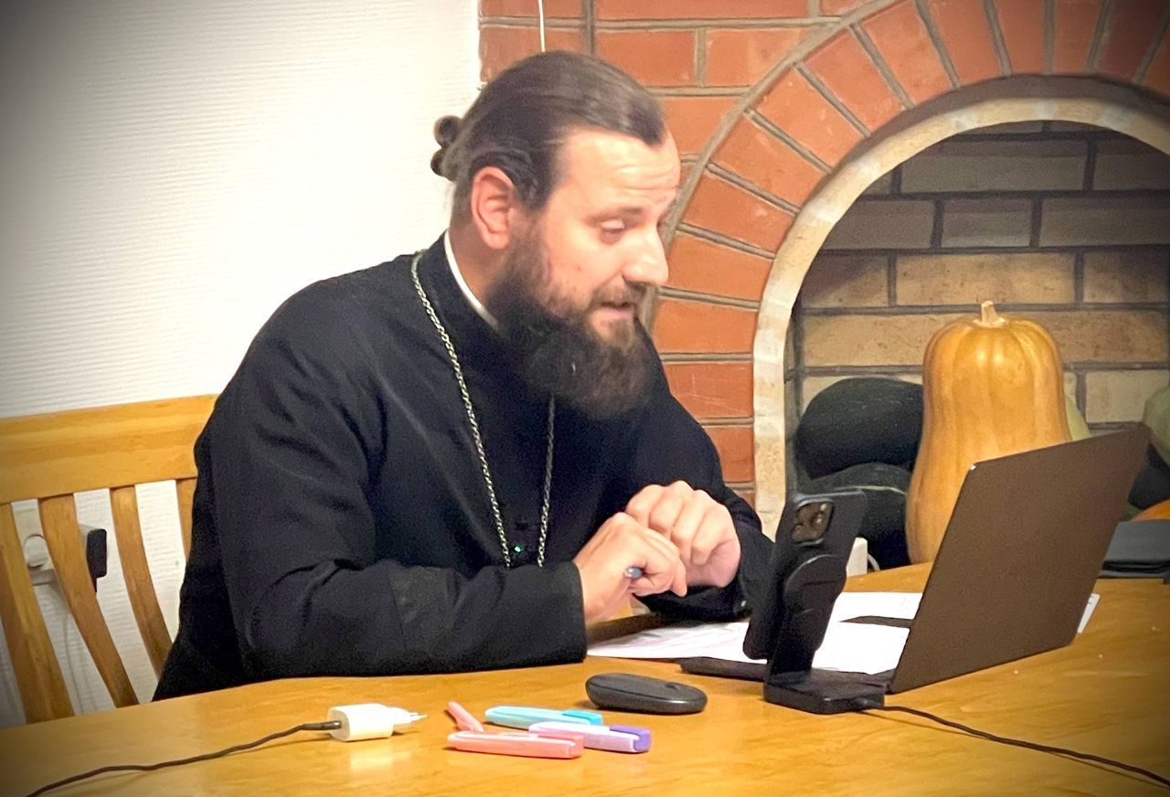 Иерей Владимир Ковальчук выступил с речью на патриотическом круглом столе
