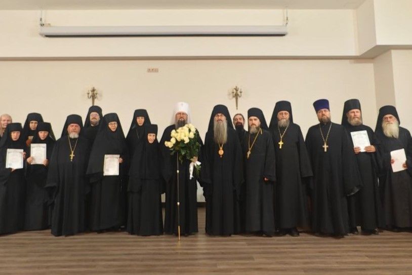 В Спасо-Преображенском соборе состоялось вручение дипломов монахам и послушникам монастырей Приморья 