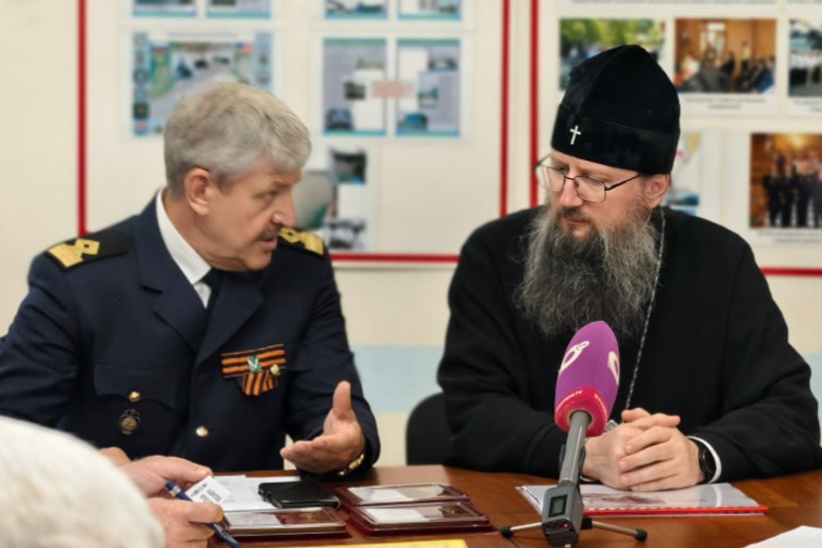 Митрополит Павел побывал на заседании Морского собрания Владивостока