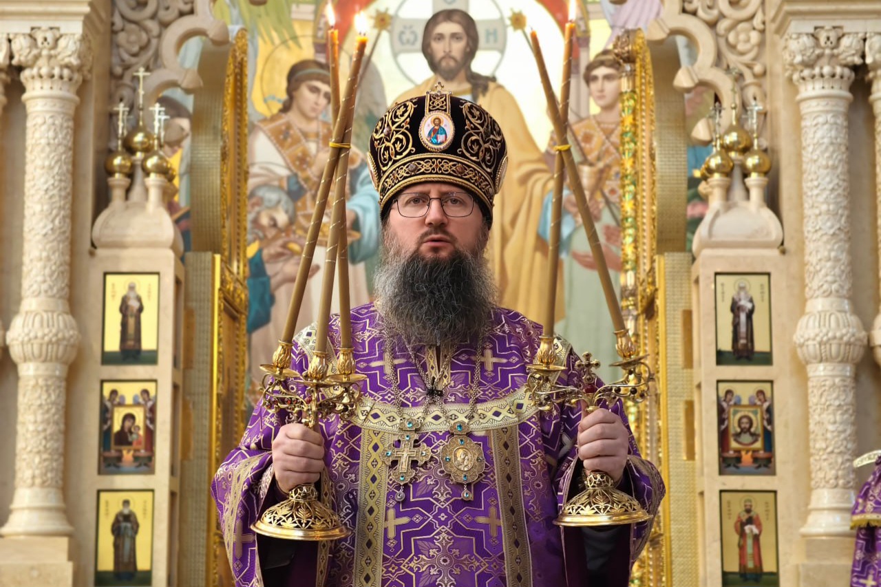 Литургию праздника Воздвижения Креста Господня в Спасо-Преображенском соборе совершил митрополит Павел