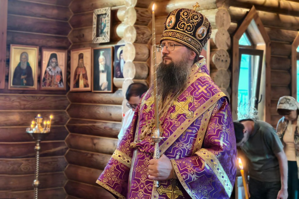 Митрополит Павел возглавил всенощное бдение в храме в честь Святой Живоначальной Троицы
