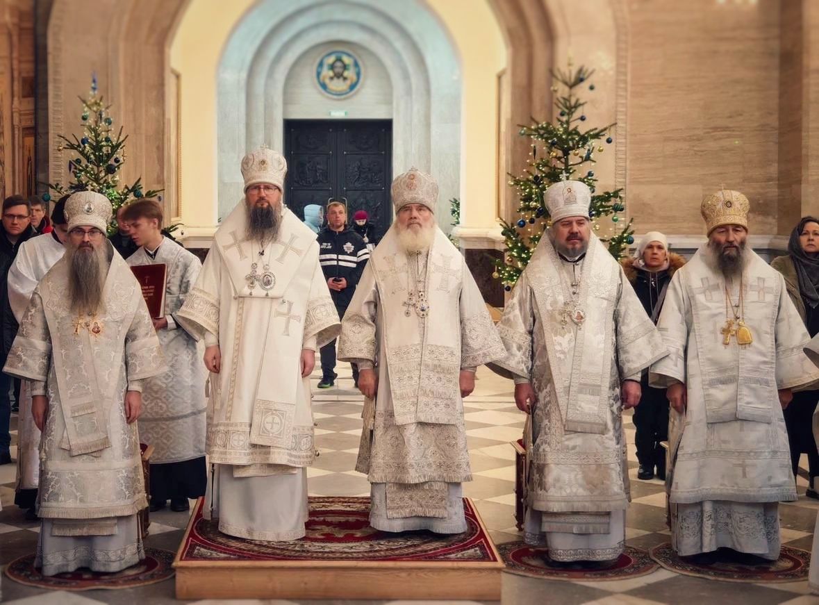 Архипастыри Приморской митрополии совершили Божественную литургию в Спасо-Преображенском соборе